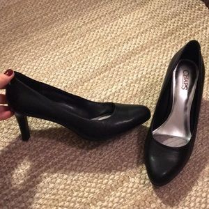 Comfortable black pumps